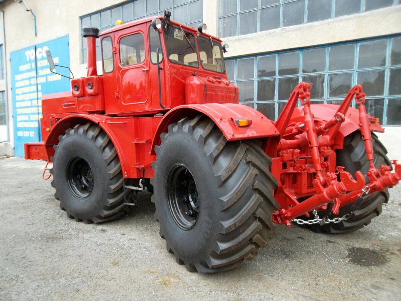 К701 Кировец трактор красный