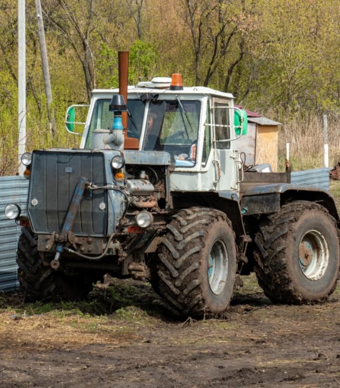 Т-150 трактор оранжевый