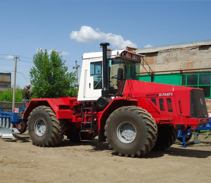 Трактор Кировец к 744