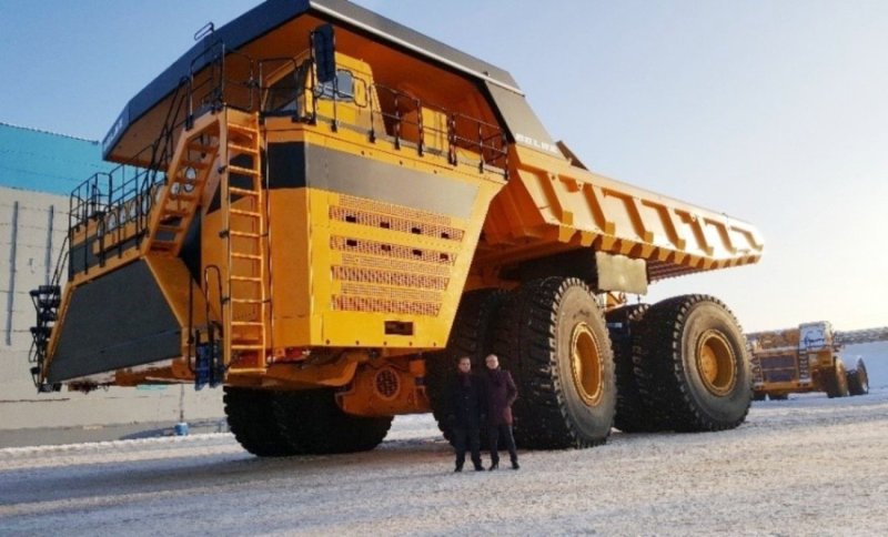 БЕЛАЗ-75710 И КАМАЗ