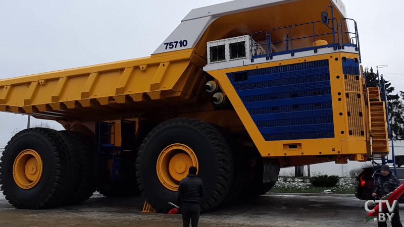 БЕЛАЗ-75710 И КАМАЗ
