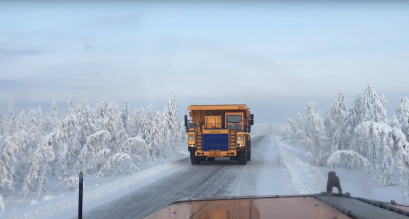 БЕЛАЗ на зимней дороге фото