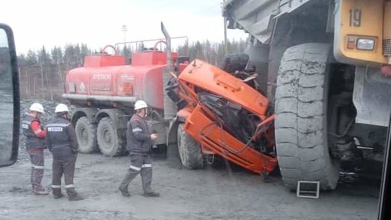 БЕЛАЗ раздавил КАМАЗ