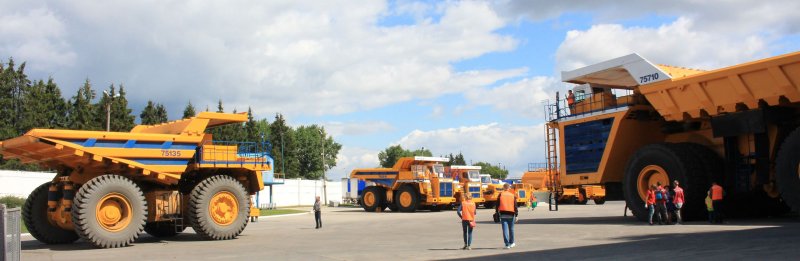 БЕЛАЗ-75710 И КАМАЗ