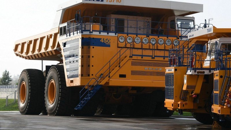 Самосвал карьерный БЕЛАЗ 75302
