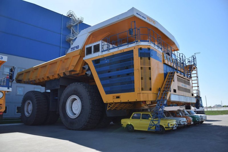 БЕЛАЗ-75710 И КАМАЗ