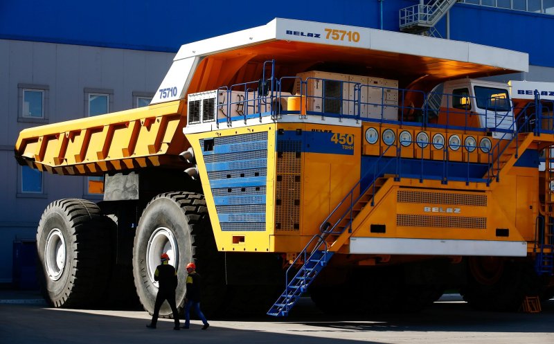 Самосвал БЕЛАЗ 75319