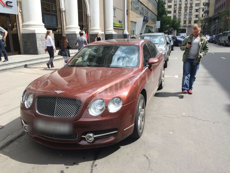 Bentley Continental Flying Spur коричневый