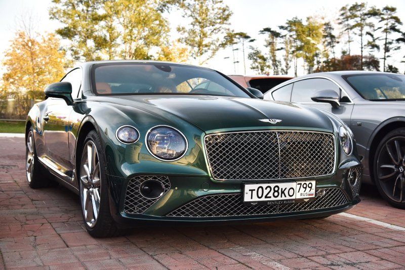 Bentley Continental gt 2021 зеленый