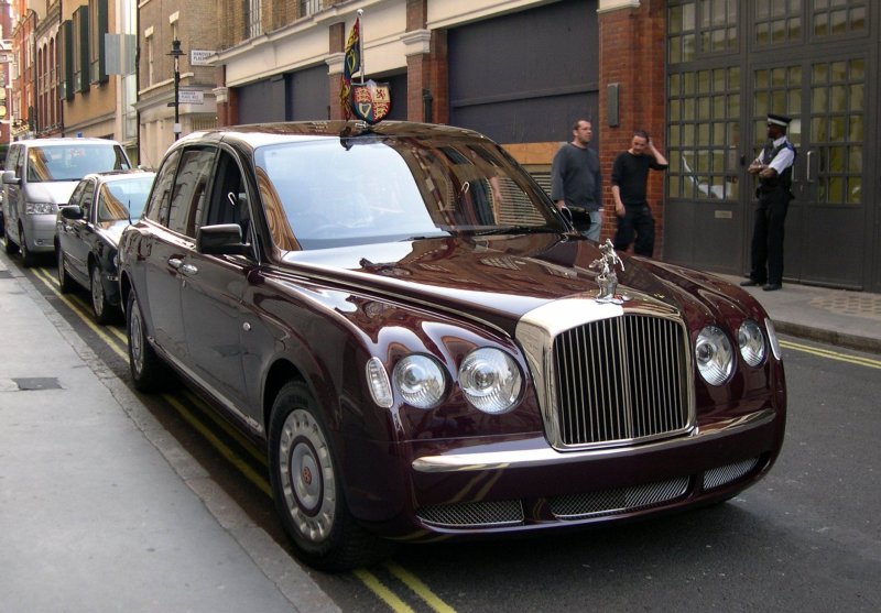 Автомобиль королевы Англии - Bentley State Limousine
