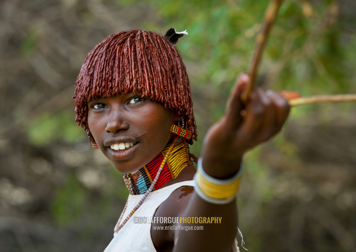 Tribe girl. Племя дасанеч Эфиопия. Племя Мурси Хамер Эфиопия. Племя Хамер Эфиопия женщины. Девушка племени Хамер Эфиопия.