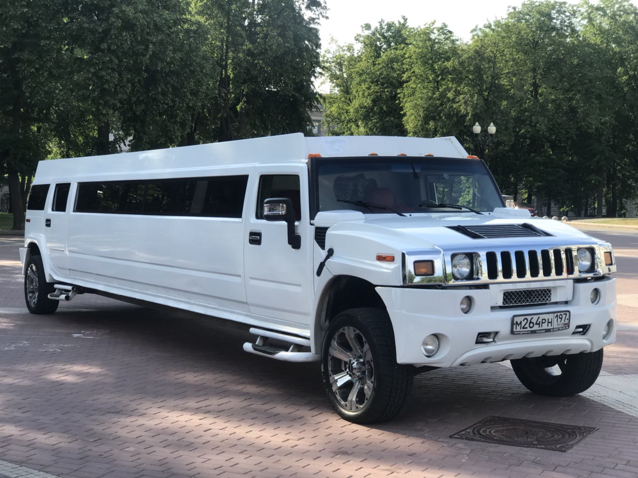 Лимузин Hummer h2 сбоку