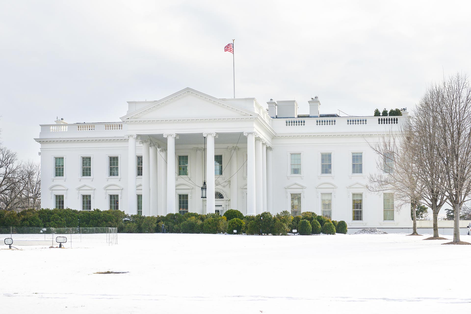 Резиденции белые. Белый дом жена Линкольна. Вашингтон белый дом в снегу. Кирби белый дом. Портрет Вашингтона в белом доме.