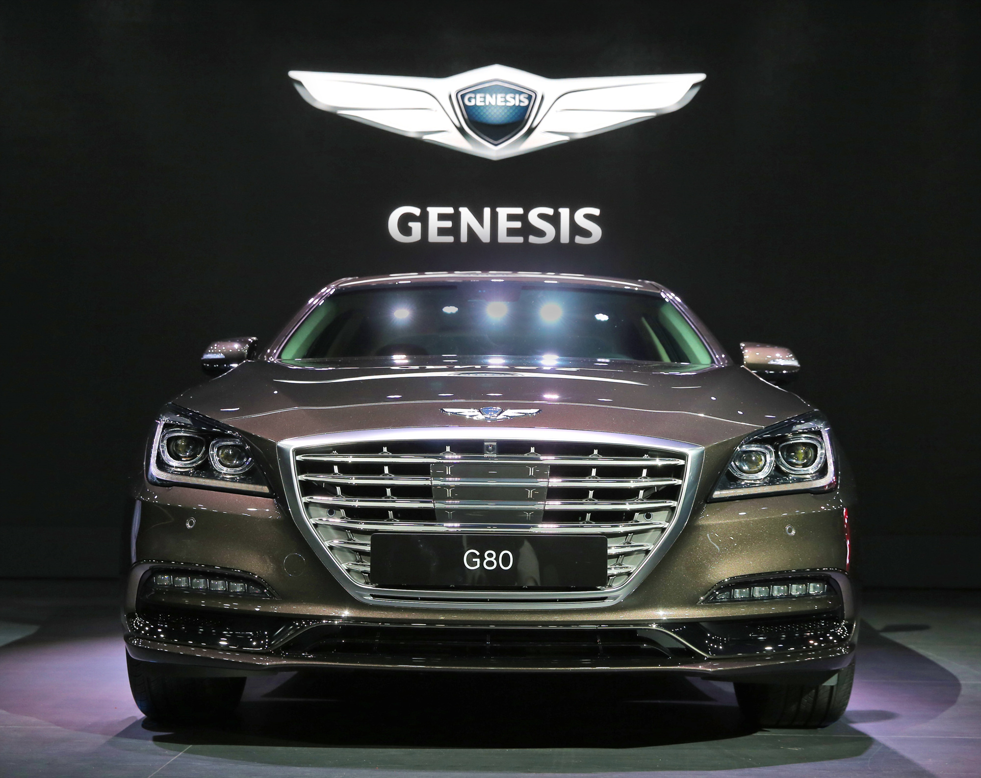 Генезис эволюция. Генезис седан g80 2017. Машина Генезис g80. Genesis g80 марка. Genesis g80 значок.