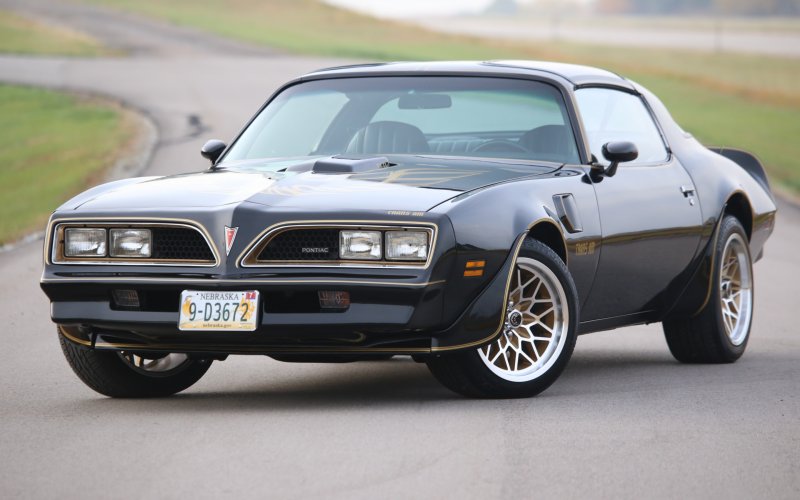 Черный 1977 Pontiac Trans am