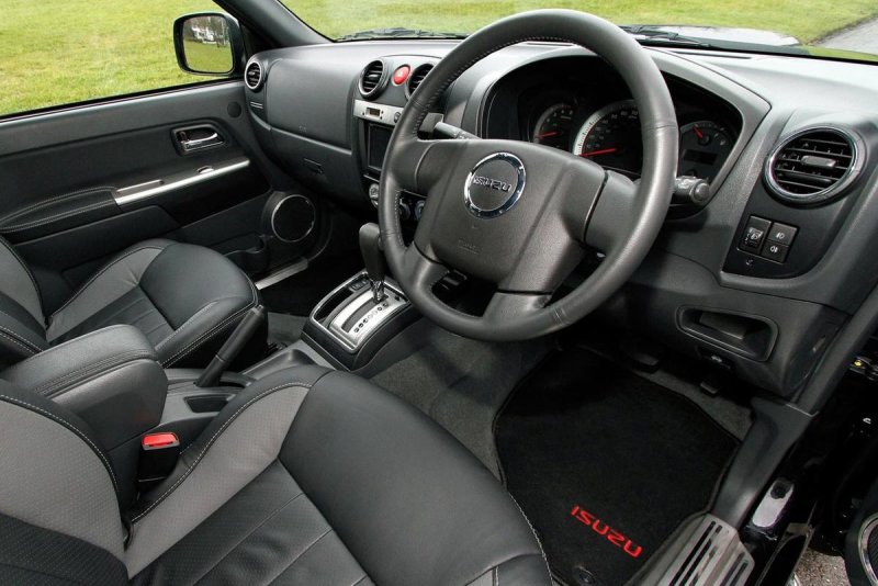 Isuzu Rodeo салон