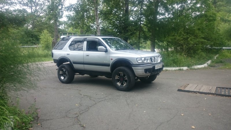 Isuzu Wizard фара драйв 2