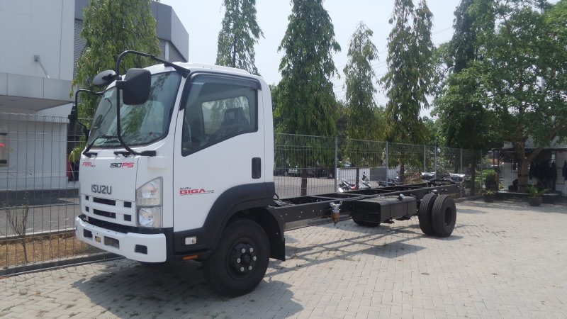 Isuzu Giga с прицепом