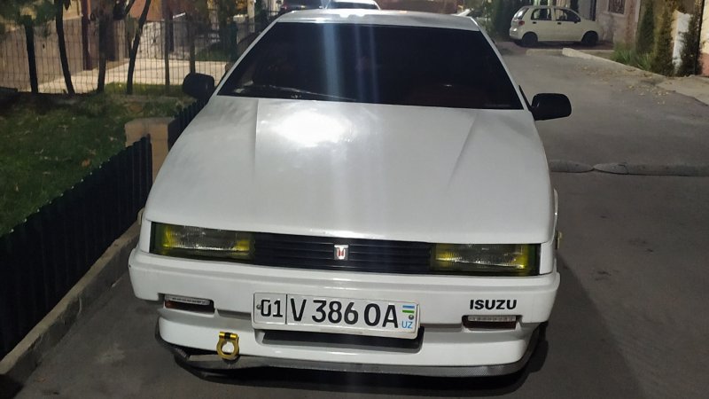 Исузу Пиаза 1993