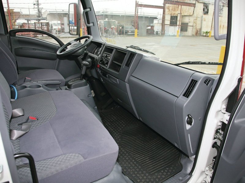 Isuzu npr75 салон