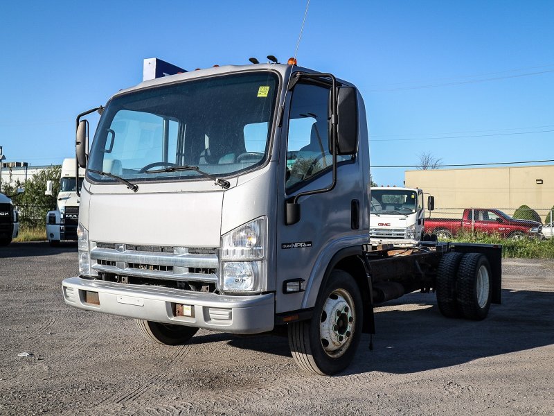 Isuzu NPR 2023