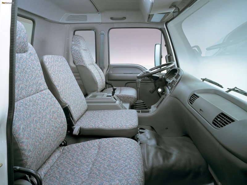 Isuzu Giga салон