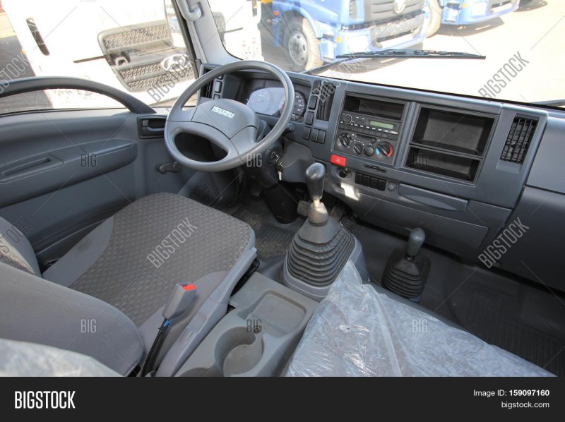 Isuzu 2016 кабина внутри