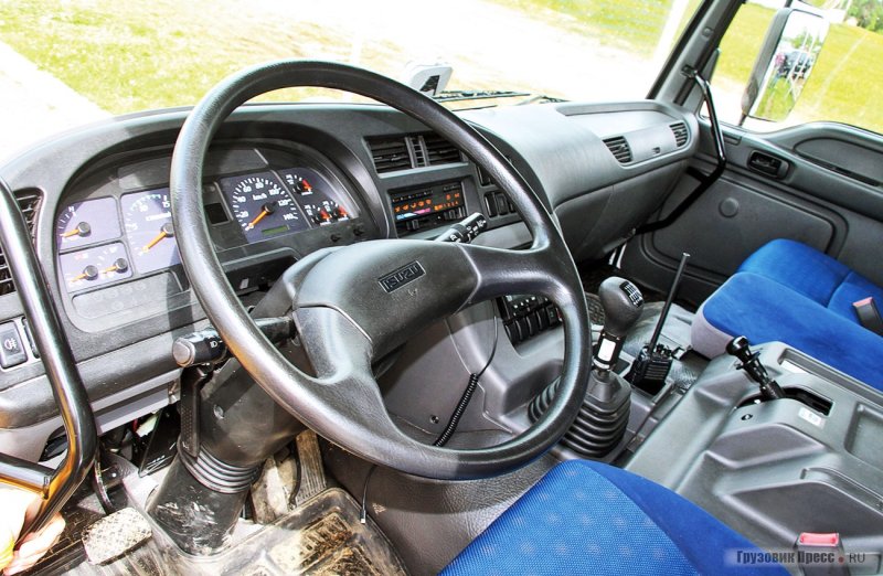 Интерьер кабины Isuzu Giga
