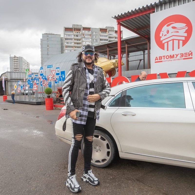 Филипп Киркоров на улице авто