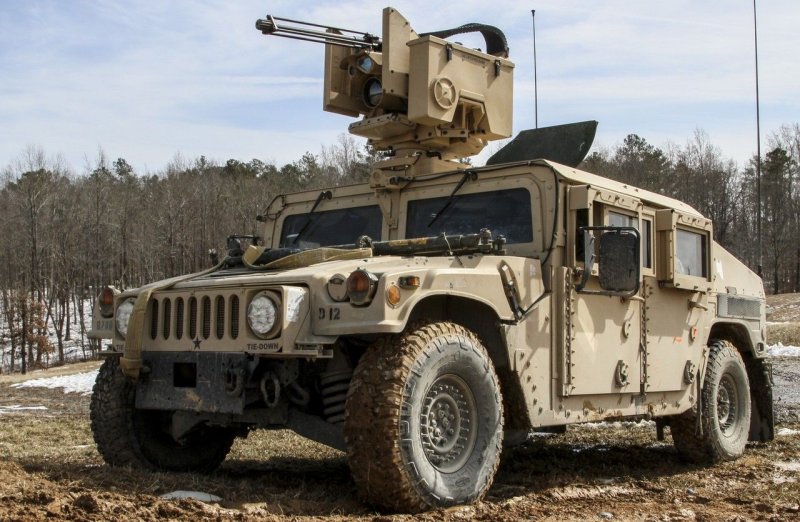 Армейский внедорожник HMMWV