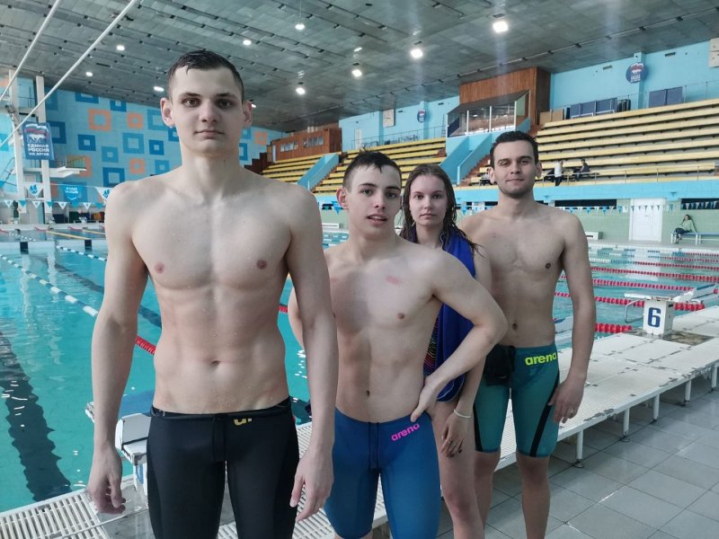 Пловцы в общей раздевалке