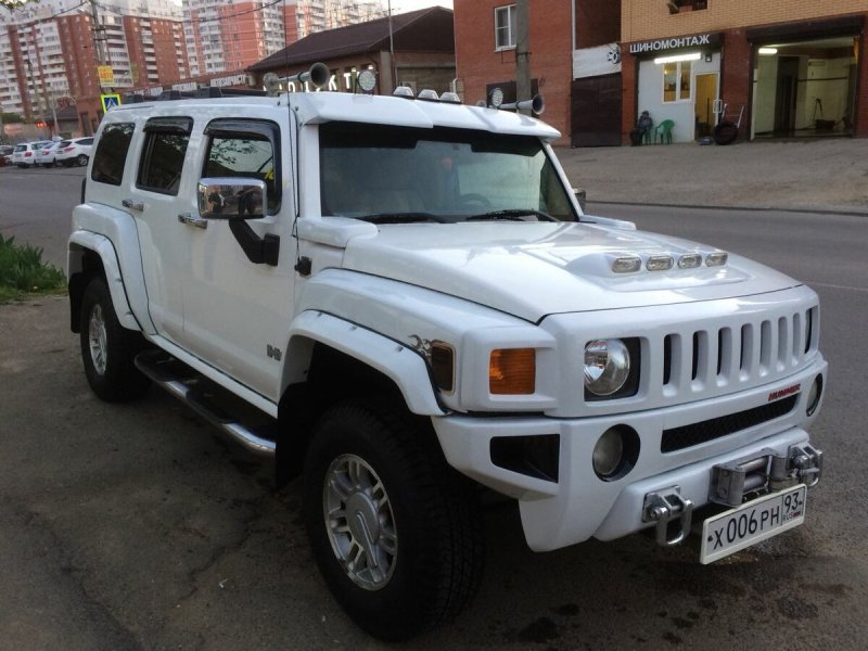 Белый Hummer h3. 2010
