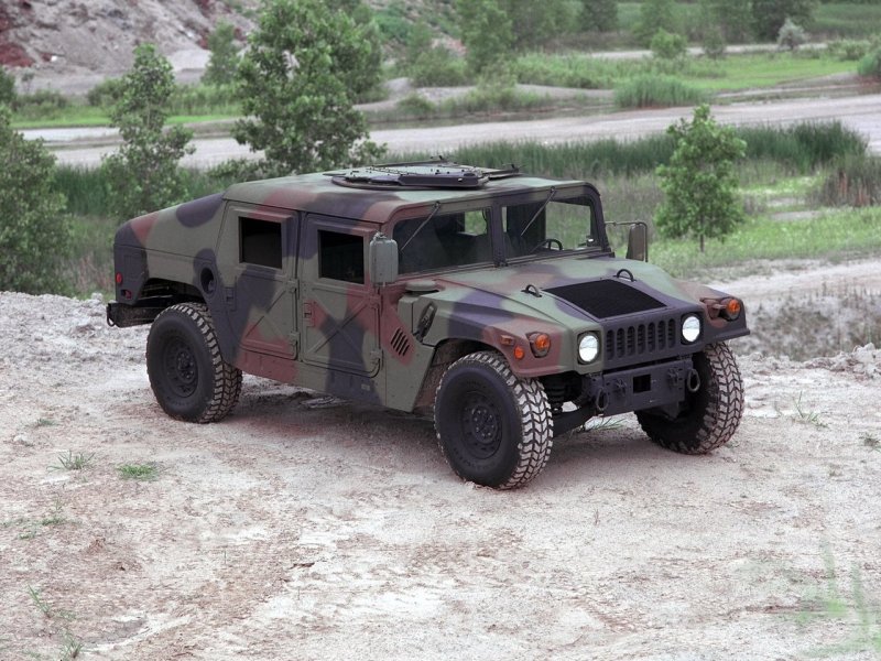 Армейский внедорожник HMMWV
