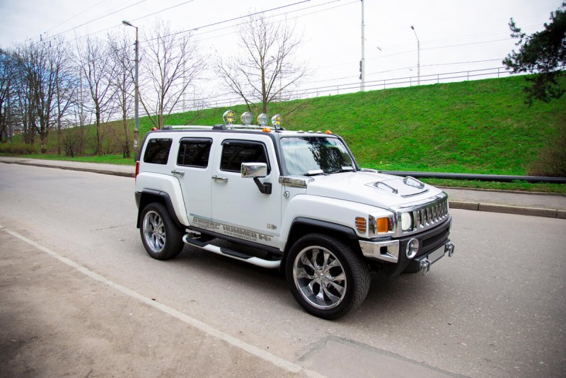 Белый Hummer h3. 2010