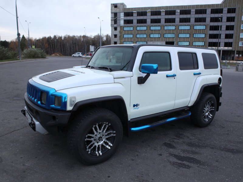 Белый Hummer h3. 2010