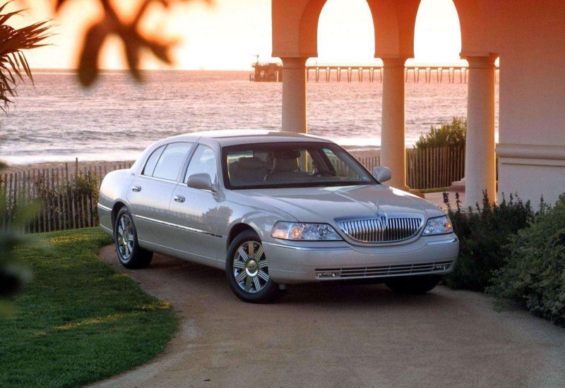 2003—2011 Lincoln Town car