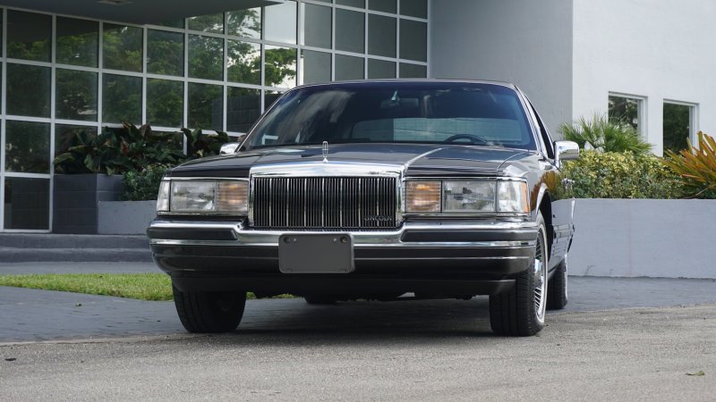Автомобиль Lincoln-Town-car 1990