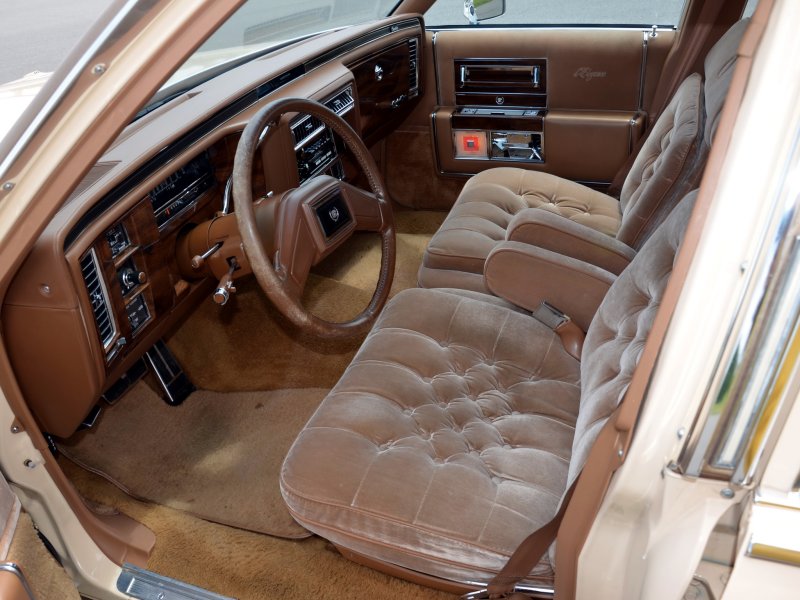 Cadillac Brougham 1992 салон