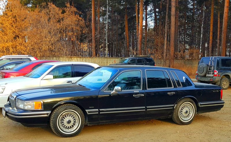Lincoln Town car 2