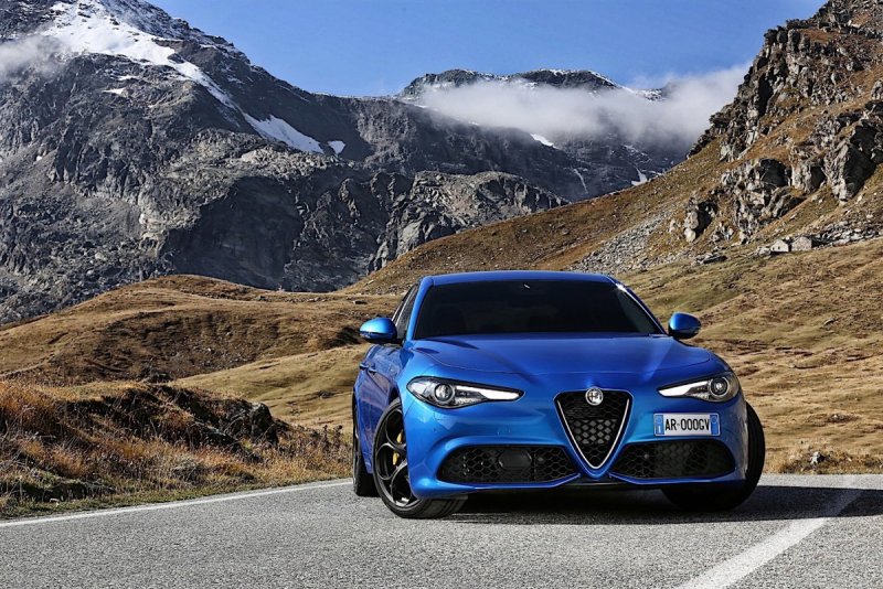 Alfa Romeo Giulia голубая