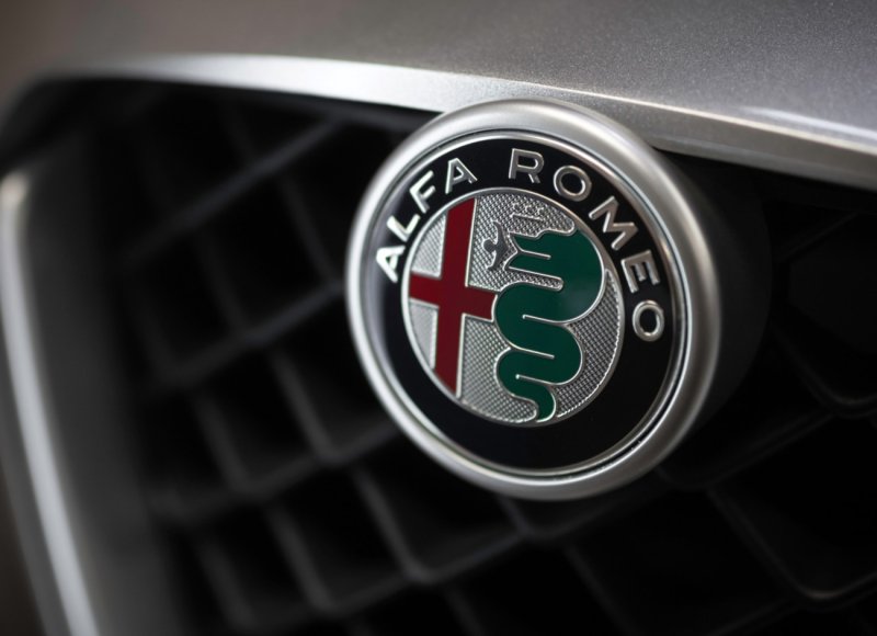 Машины Alfa Romeo логотип