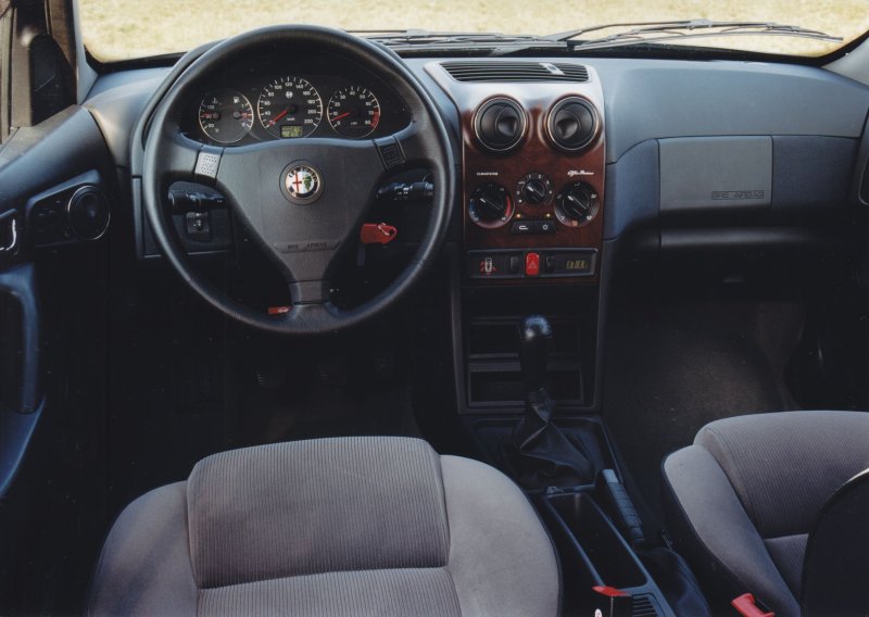 Alfa Romeo 146 салон