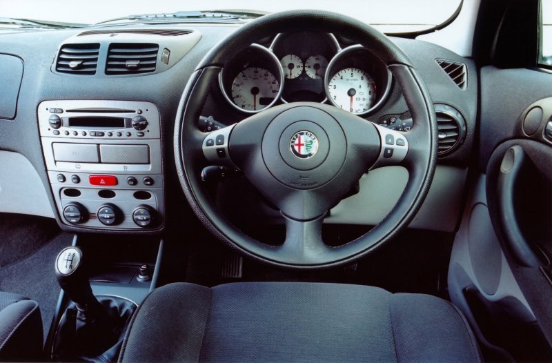 Alfa Romeo 147 i салон