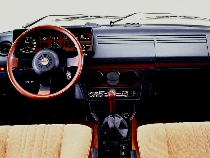 Alfa Romeo Giulietta 1983 салон
