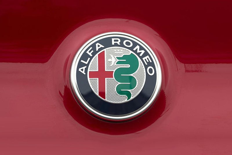 Alfa Romeo значок на машине