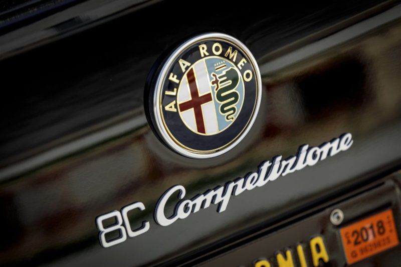 Alfa Romeo 8c эмблема