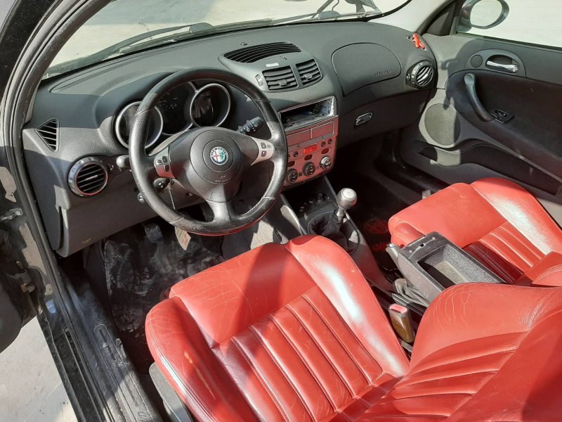 Alfa Romeo 147 2000 салон