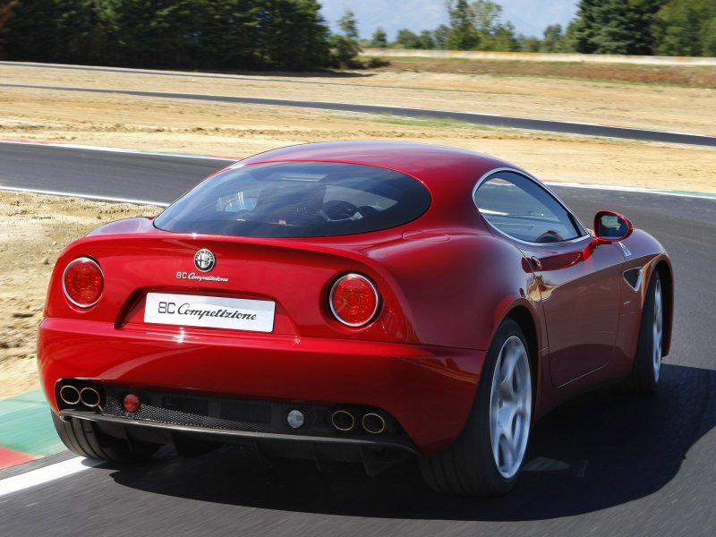 Машина Alfa Romeo 8c Competizione