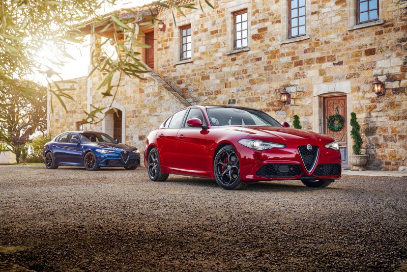 Alfa Romeo Giulia красная