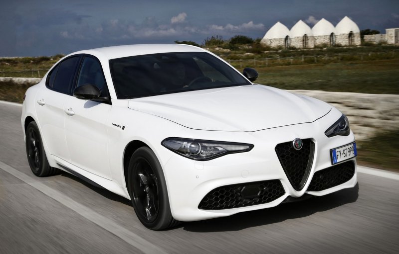 Alfa Romeo Giulia белая